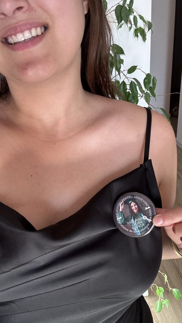 Insignă metalică personalizată cu două poze, nume și text - Absolvire - imagine 2